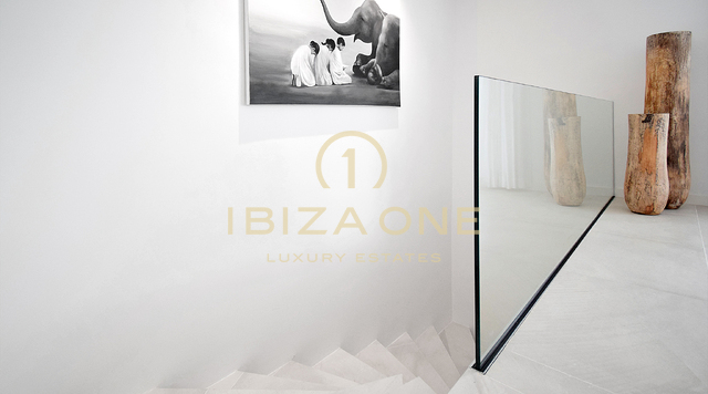Recent gerenoveerde luxe villa met adembenemend panoramisch uitzicht op zee, volledige privacy, zwembad en jacuzzi te koop in Es Cubells, Ibiza