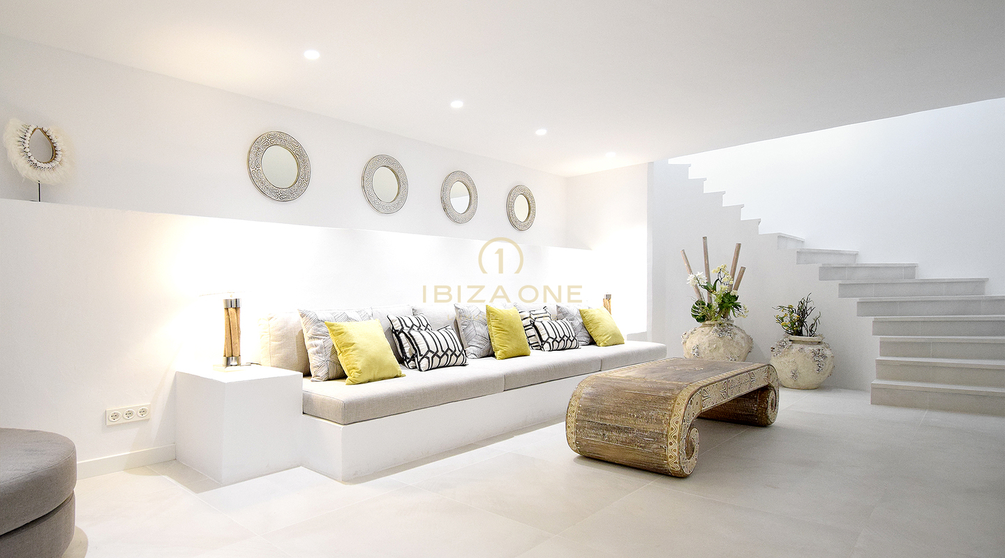 Neu renovierte Luxusvilla mit atemberaubendem Panoramablick aufs Meer, absoluter Privatsphäre, Pool und Whirlpool zu verkaufen in Es Cubells, Ibiza