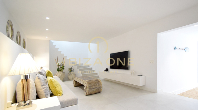 Recent gerenoveerde luxe villa met adembenemend panoramisch uitzicht op zee, volledige privacy, zwembad en jacuzzi te koop in Es Cubells, Ibiza