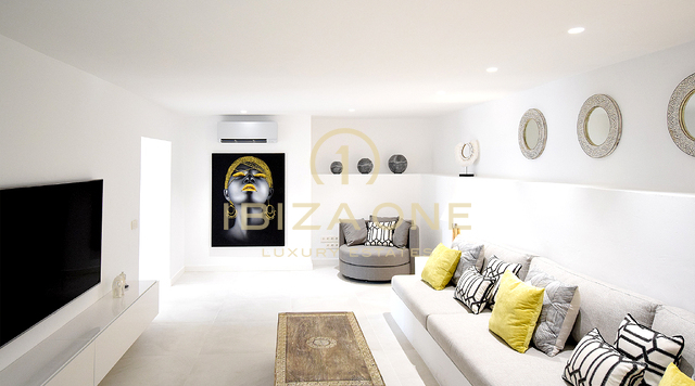 Neu renovierte Luxusvilla mit atemberaubendem Panoramablick aufs Meer, absoluter Privatsphäre, Pool und Whirlpool zu verkaufen in Es Cubells, Ibiza