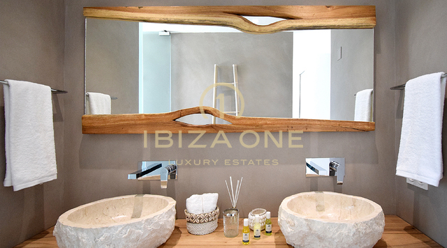Villa de luxe récemment rénovée avec vue panoramique imprenable sur la mer, intimité totale, piscine et jacuzzi à vendre à Es Cubells, Ibiza