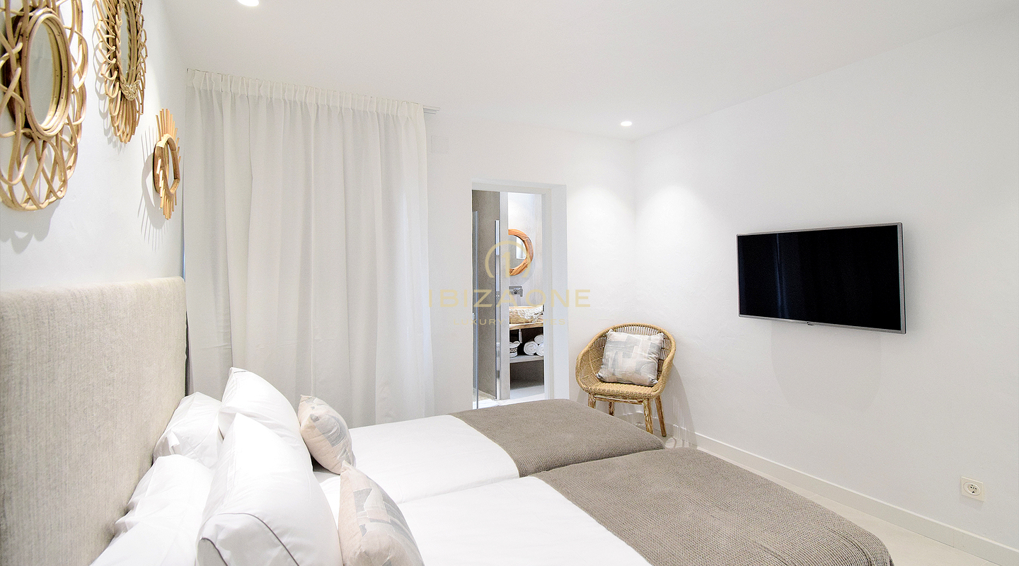 Neu renovierte Luxusvilla mit atemberaubendem Panoramablick aufs Meer, absoluter Privatsphäre, Pool und Whirlpool zu verkaufen in Es Cubells, Ibiza