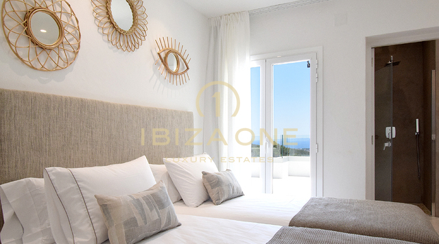 Neu renovierte Luxusvilla mit atemberaubendem Panoramablick aufs Meer, absoluter Privatsphäre, Pool und Whirlpool zu verkaufen in Es Cubells, Ibiza