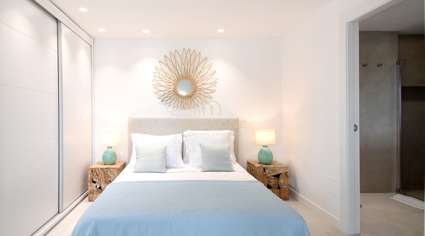 Neu renovierte Luxusvilla mit atemberaubendem Panoramablick aufs Meer, absoluter Privatsphäre, Pool und Whirlpool zu verkaufen in Es Cubells, Ibiza