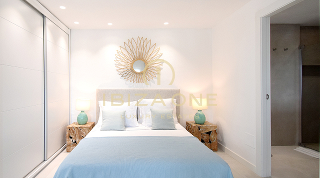 Neu renovierte Luxusvilla mit atemberaubendem Panoramablick aufs Meer, absoluter Privatsphäre, Pool und Whirlpool zu verkaufen in Es Cubells, Ibiza