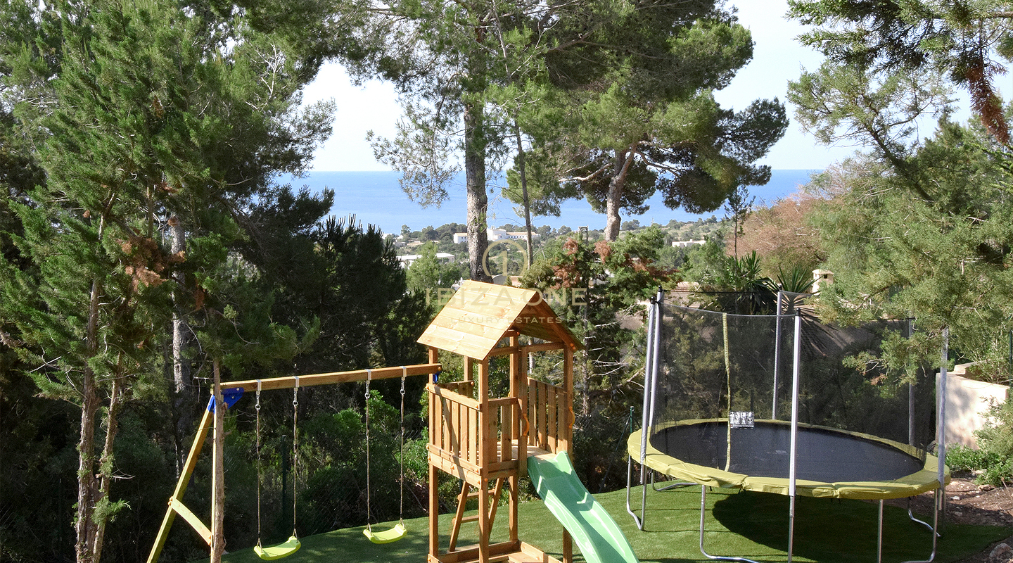 Villa de lujo recién reformada con impresionantes vistas panorámicas al mar, total privacidad, piscina y jacuzzi en venta en Es Cubells, Ibiza.