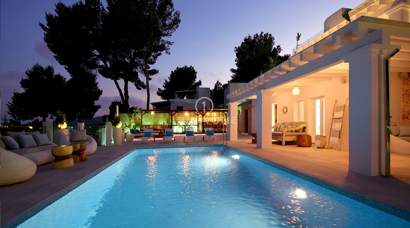 Villa de lujo recién reformada con impresionantes vistas panorámicas al mar, total privacidad, piscina y jacuzzi en venta en Es Cubells, Ibiza.