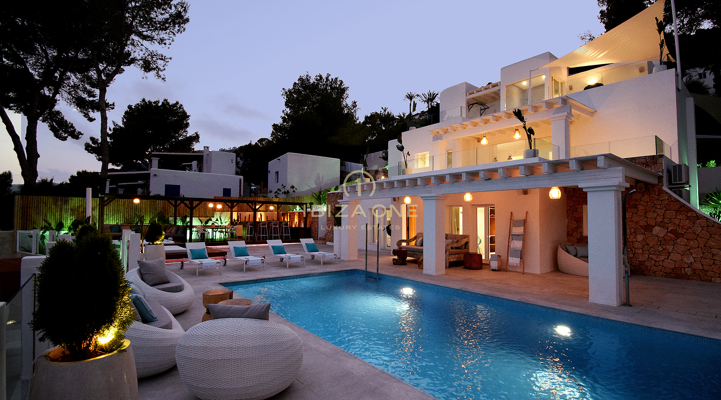 Villa de lujo recién reformada con impresionantes vistas panorámicas al mar, total privacidad, piscina y jacuzzi en venta en Es Cubells, Ibiza.