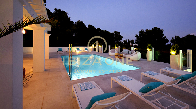 Recent gerenoveerde luxe villa met adembenemend panoramisch uitzicht op zee, volledige privacy, zwembad en jacuzzi te koop in Es Cubells, Ibiza
