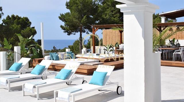 Villa di lusso recentemente ristrutturata con vista panoramica mozzafiato sul mare, totale privacy, piscina e jacuzzi in vendita a Es Cubells, Ibiza.