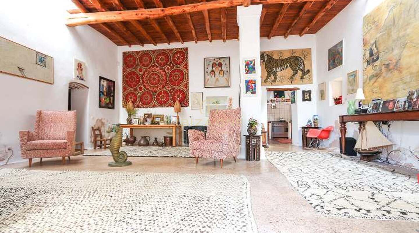 Finca auténtica con gran parcela cerca de Ibiza ciudad en venta