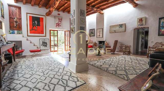 Finca authentique avec grand terrain près de la ville d'Ibiza à vendre