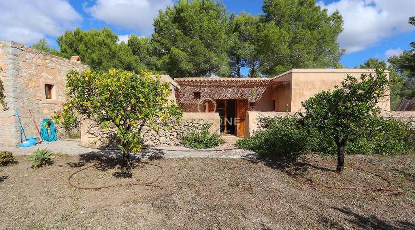 Finca auténtica con gran parcela cerca de Ibiza ciudad en venta