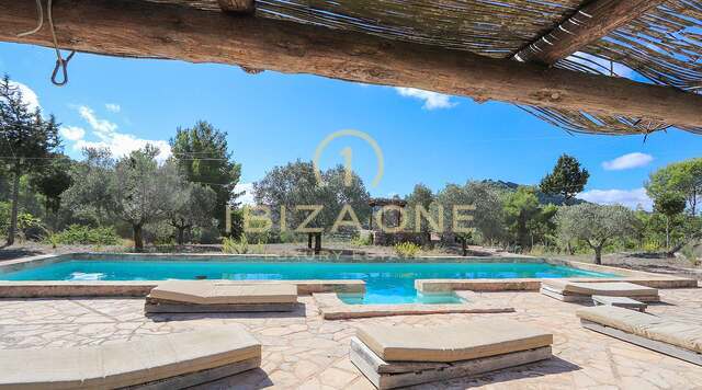 Finca authentique avec grand terrain près de la ville d'Ibiza à vendre