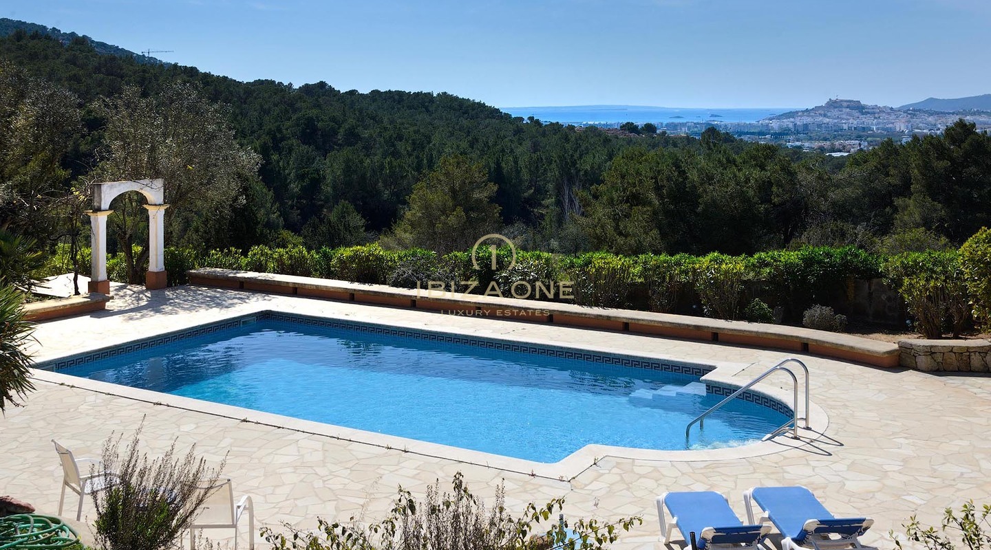 Uitstekende luxe villa in gesloten urbanisatie met uitzicht op zee, Formentera en Ibiza-stad te koop