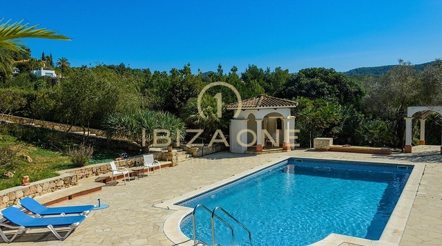 Villa de luxe exceptionnelle dans une urbanisation fermée avec vue sur la mer, Formentera et la ville d'Ibiza à vendre