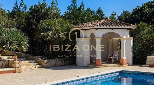 Excepcional villa de lujo en urbanización cerrada con vistas al mar, Formentera e Ibiza ciudad a la venta