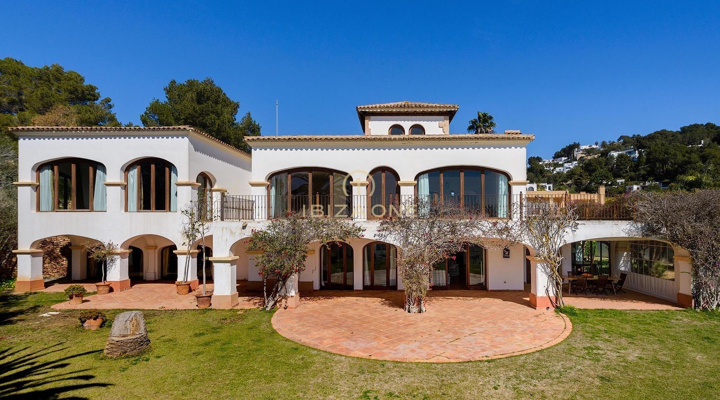 Excepcional villa de lujo en urbanización cerrada con vistas al mar, Formentera e Ibiza ciudad a la venta