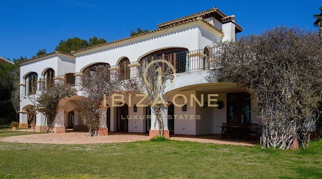 Uitstekende luxe villa in gesloten urbanisatie met uitzicht op zee, Formentera en Ibiza-stad te koop