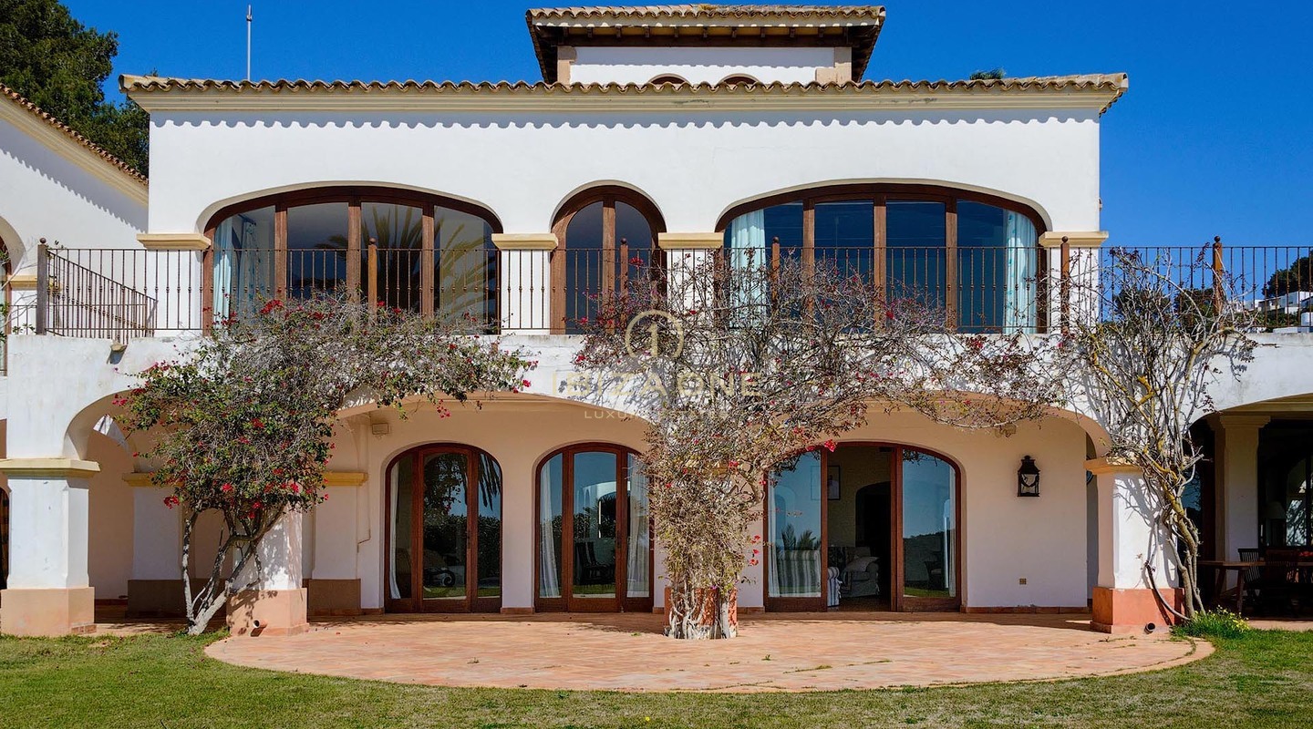 Excepcional villa de lujo en urbanización cerrada con vistas al mar, Formentera e Ibiza ciudad a la venta