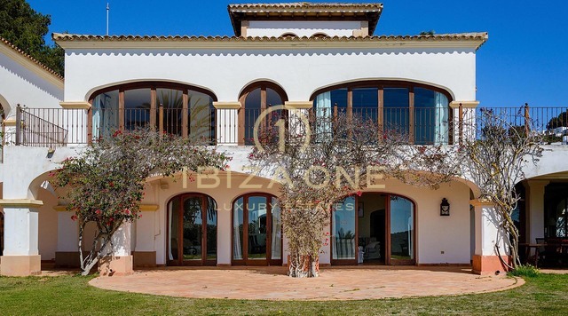 Outstanding luxury villa in gated urbanization with views to the sea, Formentera and Ibiza town for sale