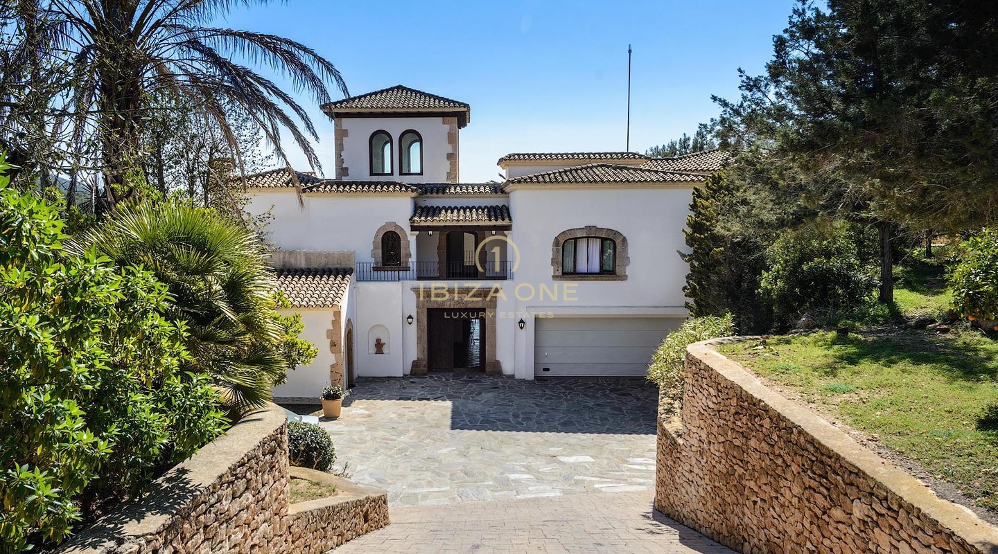Excepcional villa de lujo en urbanización cerrada con vistas al mar, Formentera e Ibiza ciudad a la venta