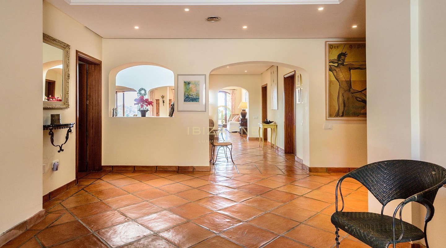 Excepcional villa de lujo en urbanización cerrada con vistas al mar, Formentera e Ibiza ciudad a la venta