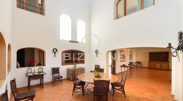 Excepcional villa de lujo en urbanización cerrada con vistas al mar, Formentera e Ibiza ciudad a la venta