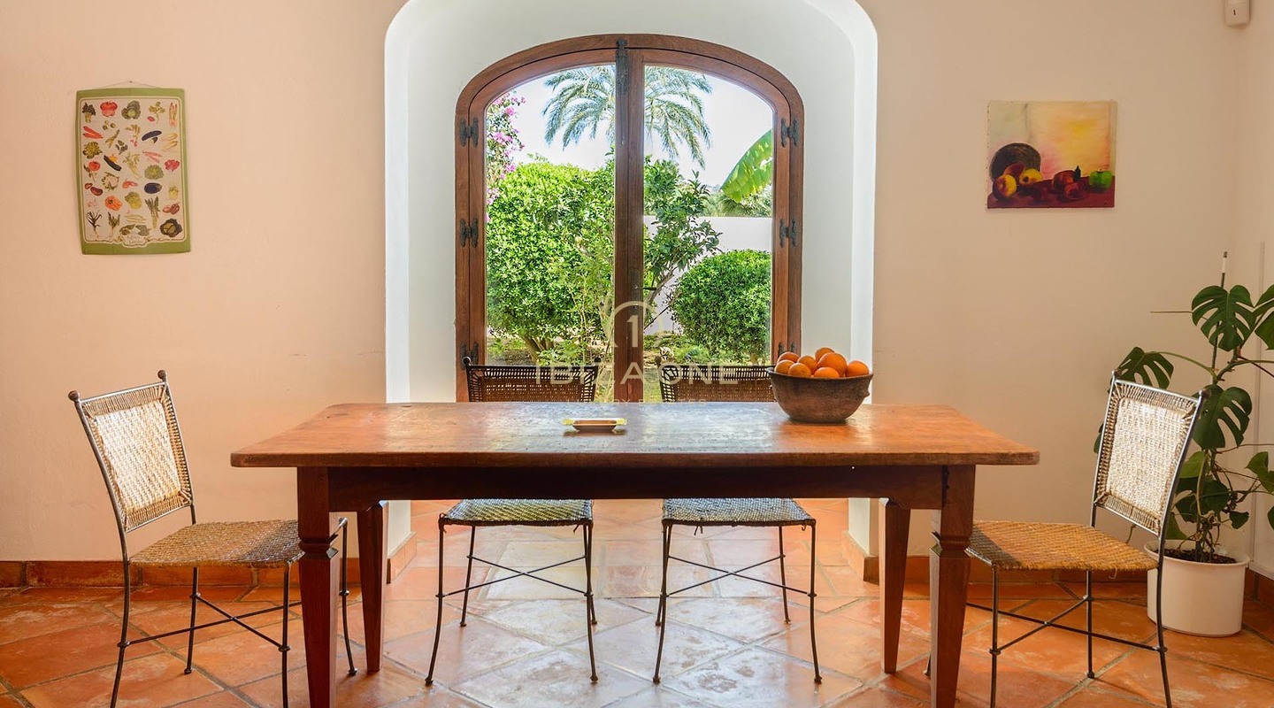 Uitstekende luxe villa in gesloten urbanisatie met uitzicht op zee, Formentera en Ibiza-stad te koop