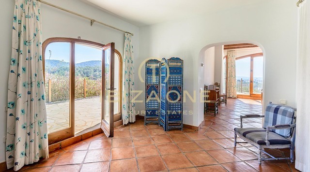 Excepcional villa de lujo en urbanización cerrada con vistas al mar, Formentera e Ibiza ciudad a la venta