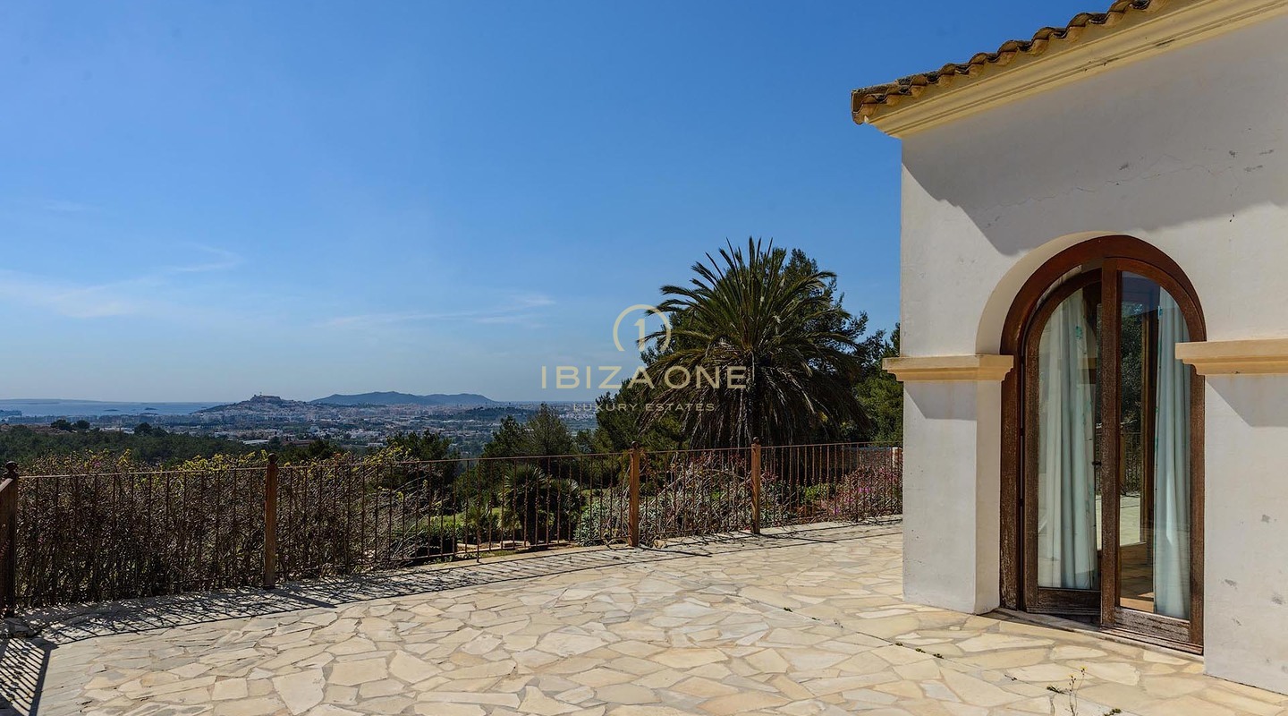 Excepcional villa de lujo en urbanización cerrada con vistas al mar, Formentera e Ibiza ciudad a la venta