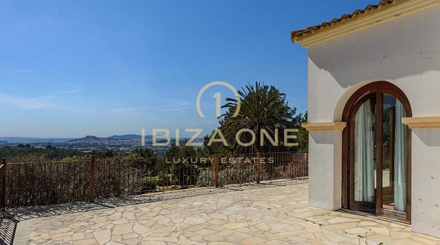 Excepcional villa de lujo en urbanización cerrada con vistas al mar, Formentera e Ibiza ciudad a la venta
