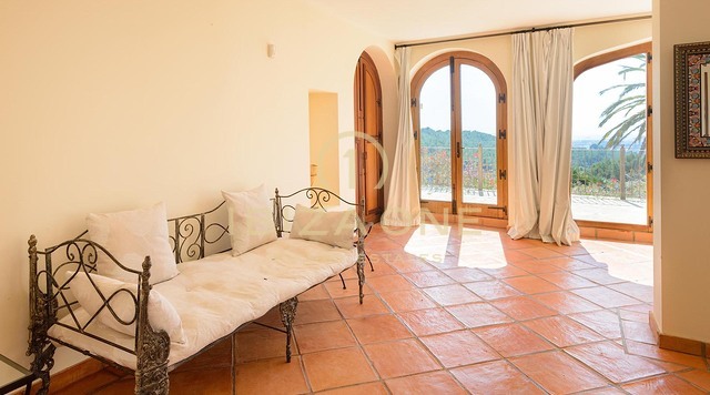 Excepcional villa de lujo en urbanización cerrada con vistas al mar, Formentera e Ibiza ciudad a la venta