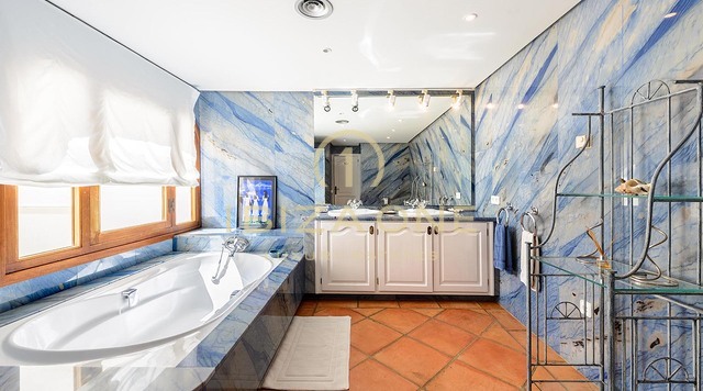 Uitstekende luxe villa in gesloten urbanisatie met uitzicht op zee, Formentera en Ibiza-stad te koop