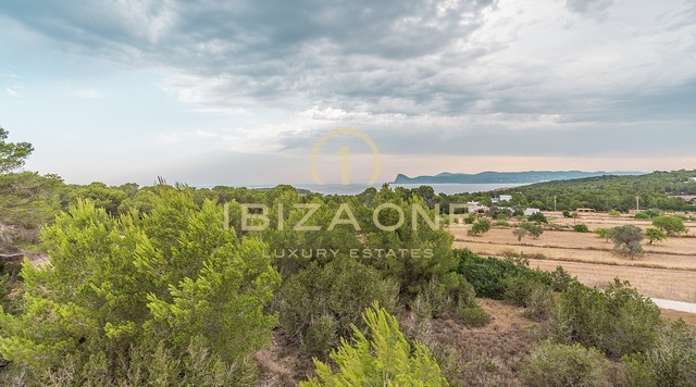 Impresionante villa de lujo a estrenar ubicada entre Cala Conta y Cala Bassa en venta