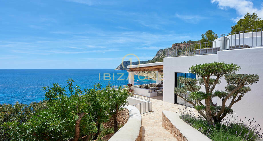Prachtige eerstelijns villa met toegang tot de zee en privéstrand te koop -  Es Cubells - Ibiza One luxe onroerend goed - makelaar - Luxe - villas -  verkoop - huur 