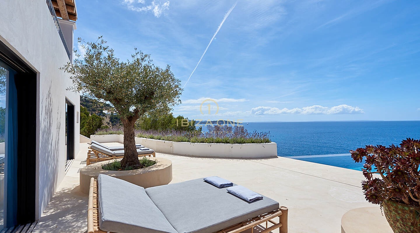 Meravigliosa villa di prima linea con accesso al mare e spiaggia privata in vendita