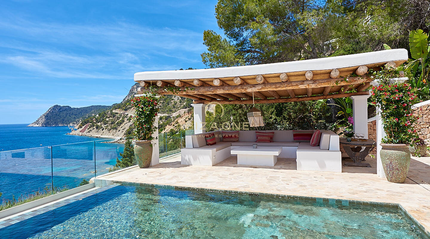 Meravigliosa villa di prima linea con accesso al mare e spiaggia privata in vendita