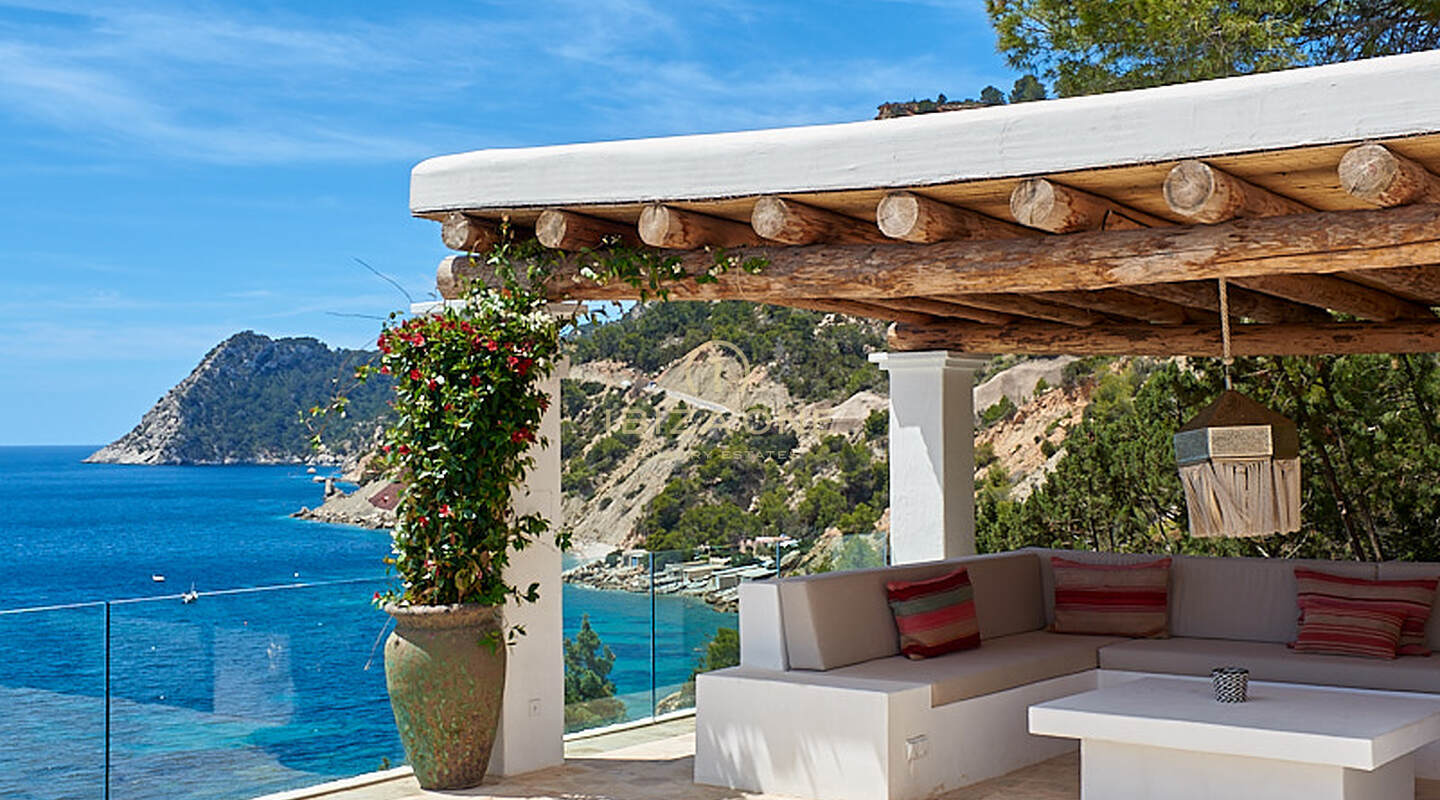 Wonderful first line villa with sea access and private beach for sale