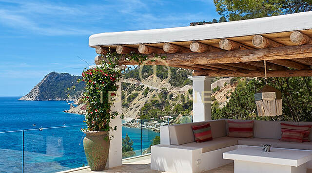 Wunderschöne erste Meerelinie Villa mit Meerzugang und privat Strand zum Verkauf