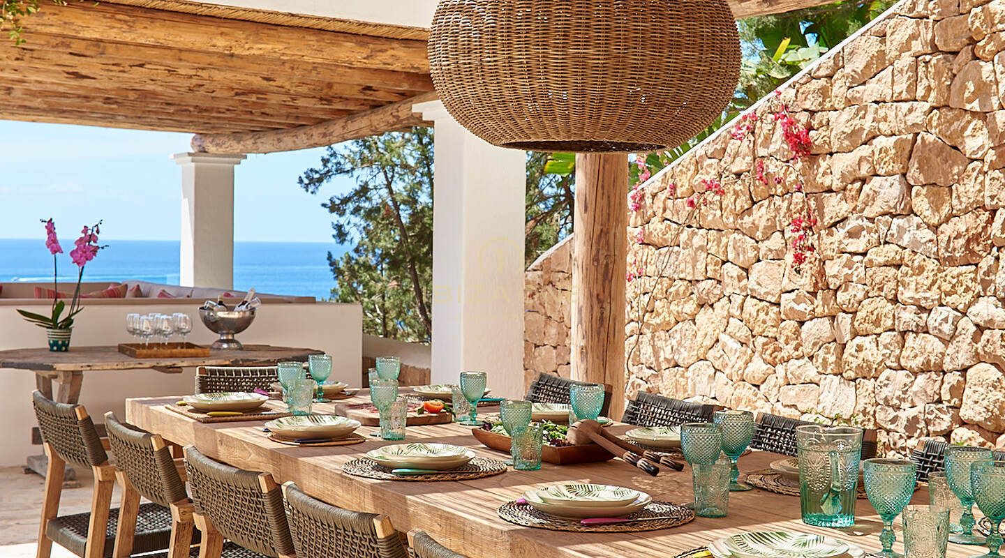 Meravigliosa villa di prima linea con accesso al mare e spiaggia privata in vendita