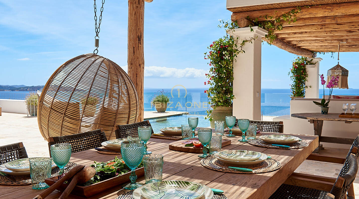 Meravigliosa villa di prima linea con accesso al mare e spiaggia privata in vendita