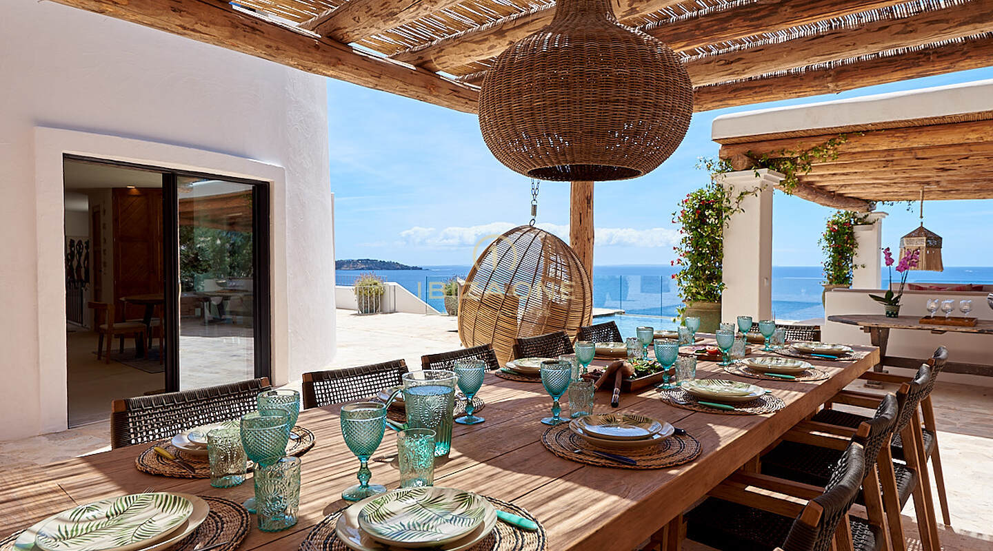 Meravigliosa villa di prima linea con accesso al mare e spiaggia privata in vendita