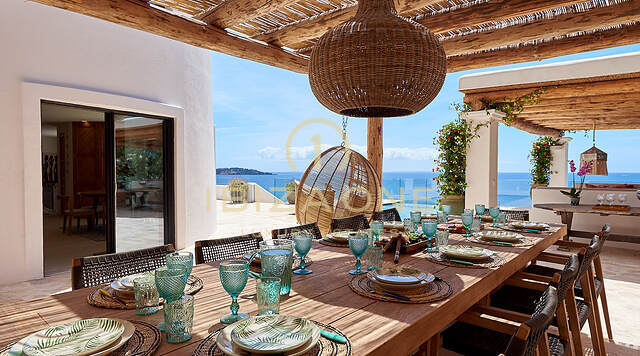 Meravigliosa villa di prima linea con accesso al mare e spiaggia privata in vendita