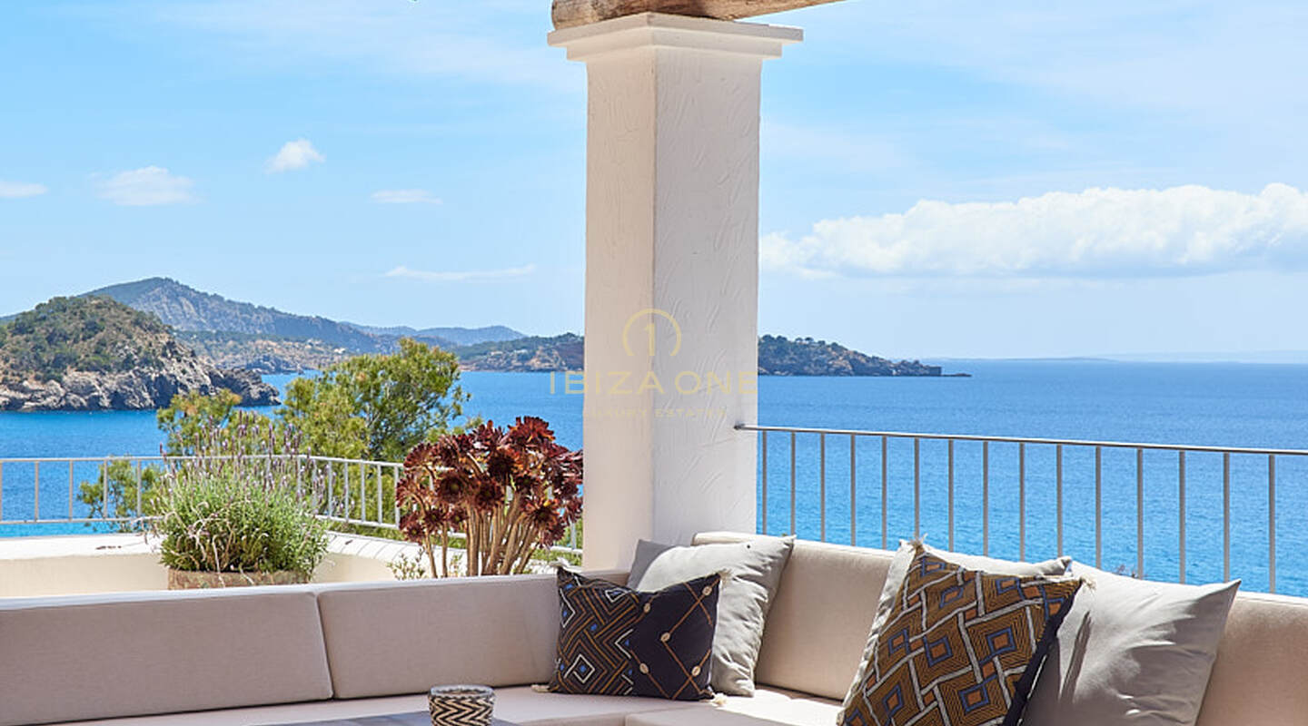 Meravigliosa villa di prima linea con accesso al mare e spiaggia privata in vendita