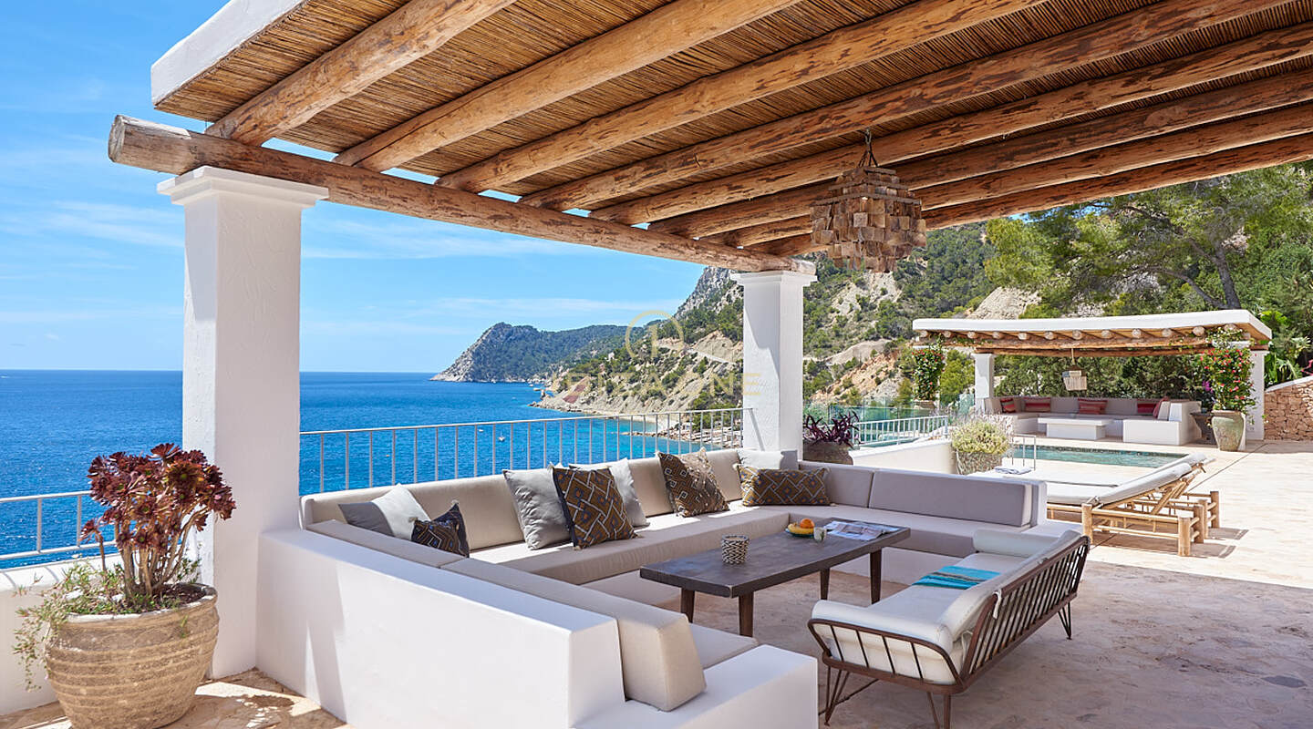 Meravigliosa villa di prima linea con accesso al mare e spiaggia privata in vendita
