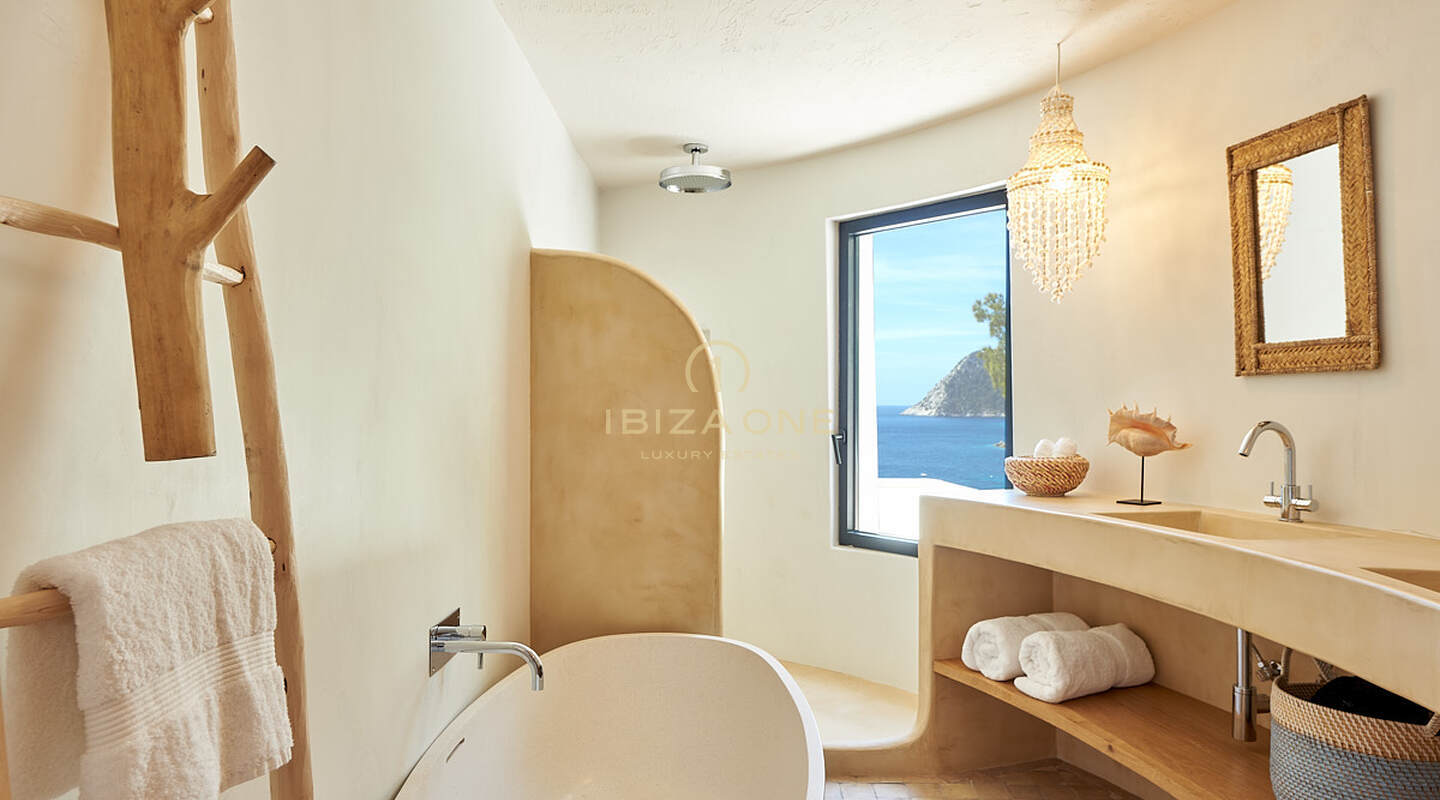 Meravigliosa villa di prima linea con accesso al mare e spiaggia privata in vendita