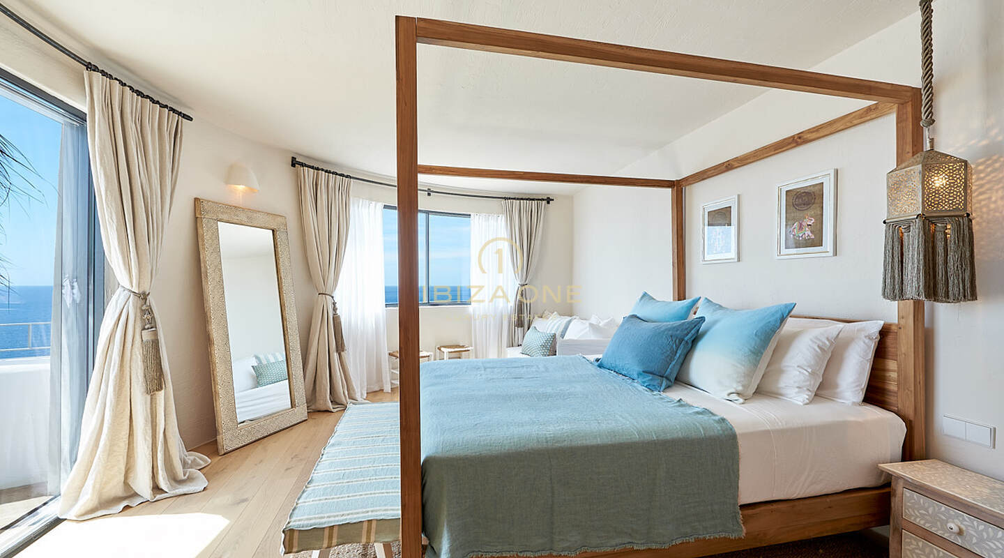 Meravigliosa villa di prima linea con accesso al mare e spiaggia privata in vendita