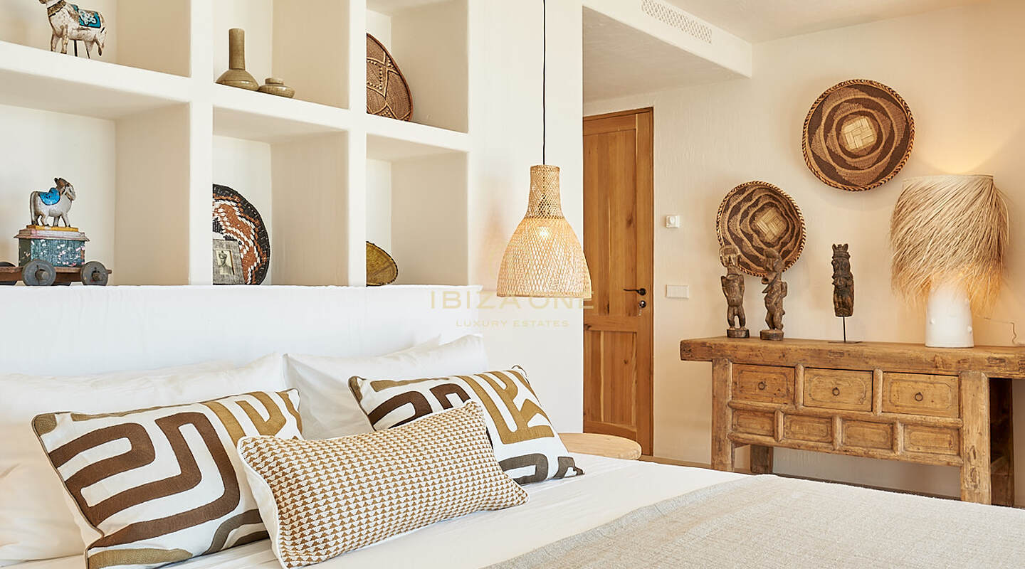 Wonderful first line villa with sea access and private beach for sale