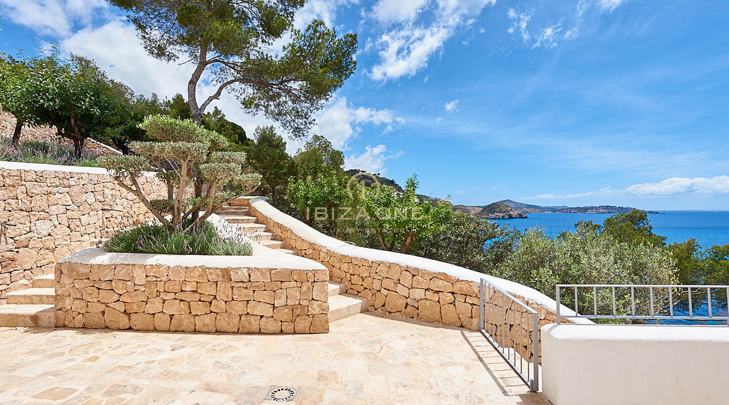 Meravigliosa villa di prima linea con accesso al mare e spiaggia privata in vendita